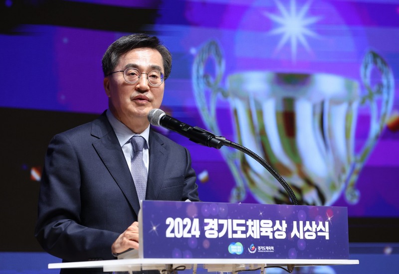 김동연 경기도지사가 ‘경기도체육상’ 시상식에 참석해 체육인들 격려하고 경기체육 발전을 위한 지원을 다짐하고 있다.