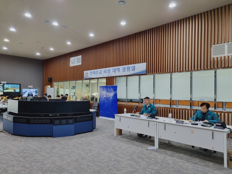 정동희 전력거래소 이사장(우측에서 두 번째) 및 김홍근 전력계통부이사장(우측에서 첫번째)이 훈련에 참여하고 있다. (사진=전력거래소)