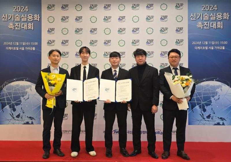 신규 열처리 기술을 개발한 현대제철-현대차 직원들이 신기술인증을 받은 후 기념 촬영하고 있는 모습.(사진=현대제철)