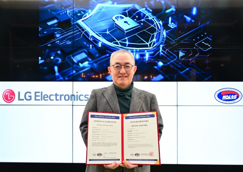 LG전자 CTO부문 박인성 SW센터장이 IoT 분야 사이버보안 공인시험 자격 인정서를 들고 있는 모습. 사진=LG전자