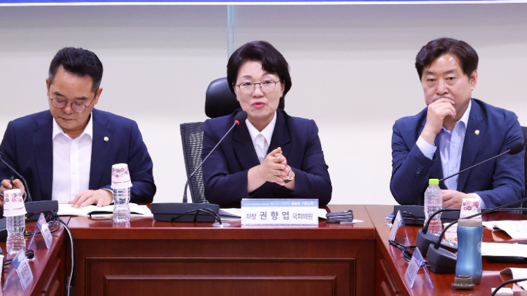 권향엽 (가운데) 국회의원 (사진=의원실)