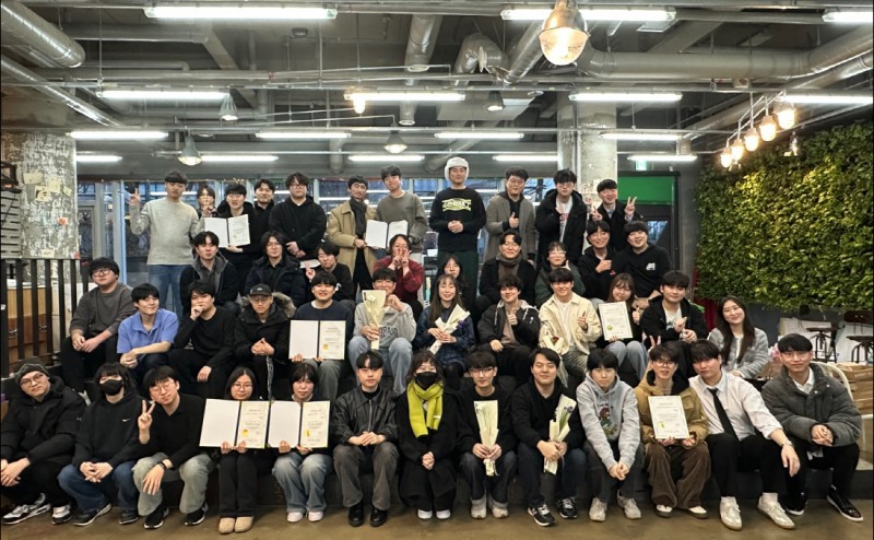 12일 스마일게이트 퓨처랩에서 열린 ‘SGM 인디게임 부문’ 16기 수료식에서 참가자들이 단체 사진을 찍고 있는 모습. 사진=스마일게이트