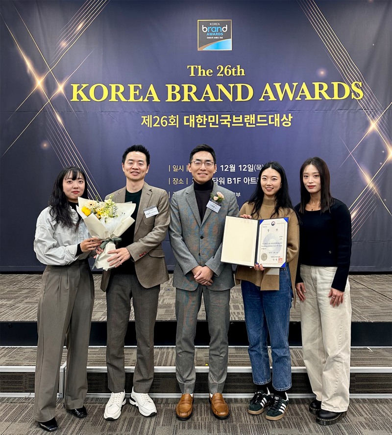 이환용 민팃 대표이사(가운데)와 민팃 구성원들이 기념촬영을 하는 모습. 사진=민팃