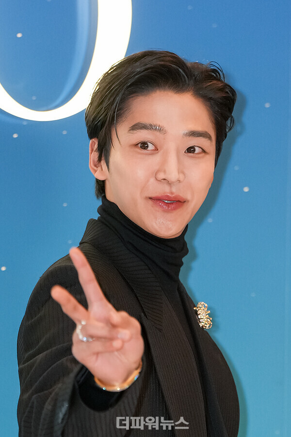 로운,포토월행사