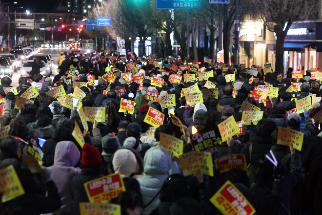 행진하는 천주교 시국미사 참가자들.(사진=연합뉴스)