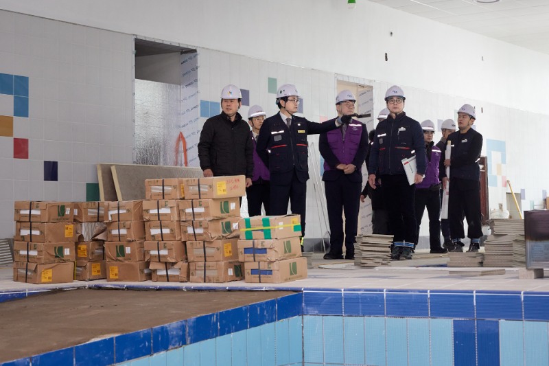 13일(금) 영종국제도시 복합공공시설 건설 현장에서 권남주 캠코 사장(사진 앞줄 왼쪽에서 두번째)이 시공사, 사업관리단 등 관계자들과 함께 겨울철 사고 예방을 위한 특별 안전점검을 실시하고 있다. 사진=캠코