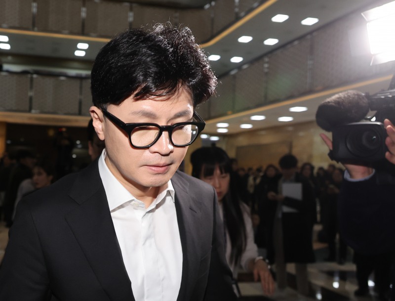 국민의힘 한동훈 대표가 14일 오후 윤석열 대통령 탄핵소추안이 가결된 뒤 당 대표실을 나와 의원총회장으로 들어가고 있다.