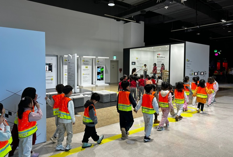 지난 6일 국립과천과학관에 마련된 건설 분야 특별기획전을 찾은 어린이 관람객 모습.(사진=LH)