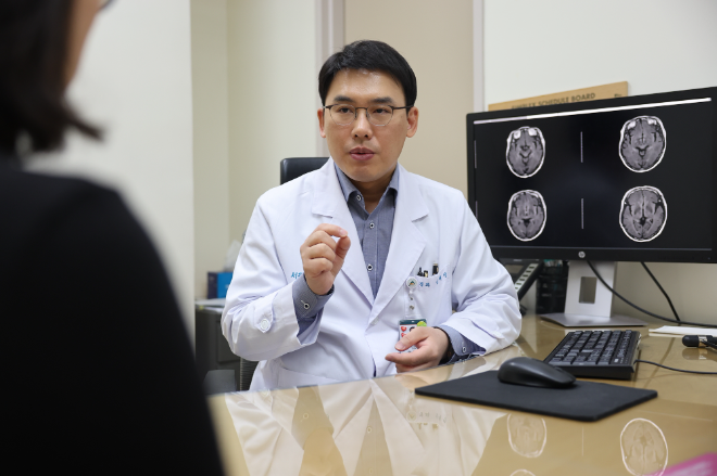 서울아산병원 신경과 임재성 교수가 환자에게 질환에 대해 설명하고 있다. 사진=서울아산병원