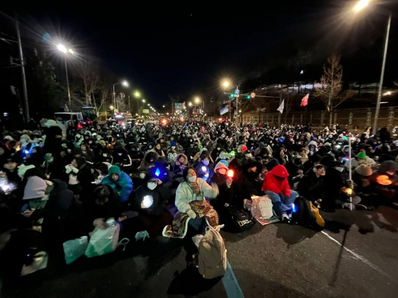 윤석열 대통령 구속 등을 촉구하며 트랙터를 몰고 상경한 전국농민회총연맹 전봉준 투쟁단과 시민들이 22일 오전 서울 서초구 남태령에서 경찰과 대치 중인 모습. 사진=연합뉴스