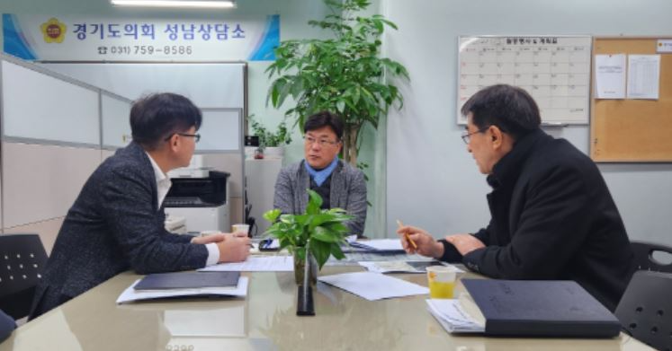 최만식 도의원 경기도의회 성남상담소에서 성남시청 기후에너지과장 등 관계자 2명으로부터 열공급(열원) 시설 확보를 위해 현안 보고를 받고 있다.