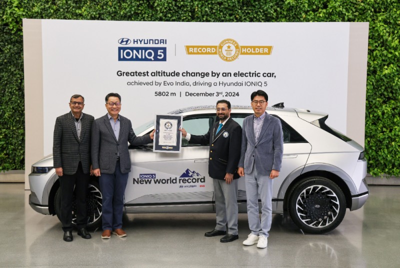 현대자동차 인도아중동대권역장 김언수 부사장(왼쪽 두번째)이 기네스북에 등재된 아이오닉 5를 배경으로 기네스북 인증서를 들고 기념촬영을 하는 모습.(사진=현대자동차)