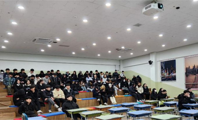 인천부흥고등학교에서 부동산 기초교육을 수강하고 있는 고3 예비졸업생 모습.(사진=HUG)