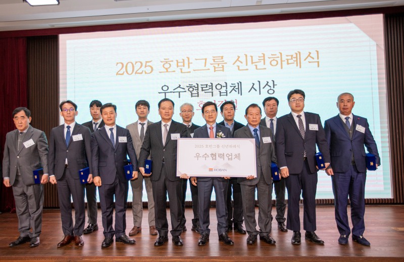 (앞줄 왼쪽에서 다섯 번째) 김선규 호반그룹 회장.(사진=호반그룹)