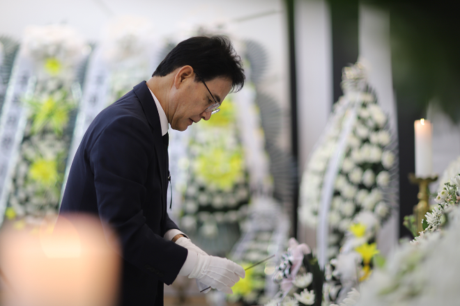 2일, 제주항공 여객기 사고 희생자 합동분향소(충청북도청) 조문하고 있는 한국고용정보원 이창수 원장. (사진= 한국고용정보원)