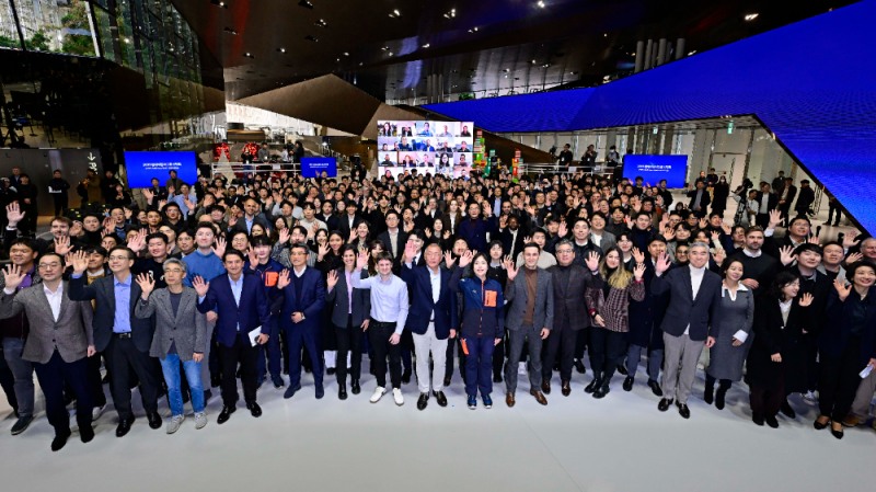 현대차그룹 2025년 신년회에서 정의선 회장과 경영진, 임직원들이 기념촬영하고 있는 모습.(사진=현대차그룹)