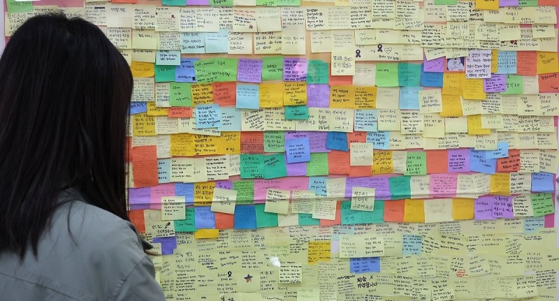 이태원참사 기억소통공간 '별들의집' 추모메시지 살펴보는 시민들(사진=연합뉴스)