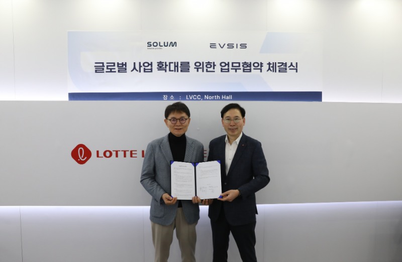 (오른쪽) 오영식 EVSIS 대표이사, (왼쪽) 전성호 솔루엠 대표이사. 사진=롯데이노베이트