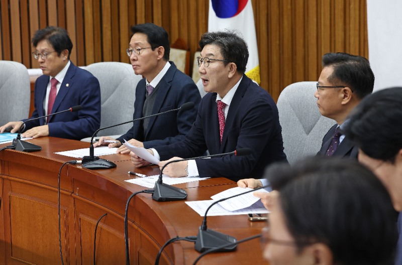 원내대책회의에서 발언하는 권성동 원내대표(사진=연합뉴스)