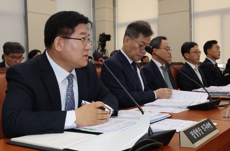 13일 국회에서 열린 행정안전위원회 전체회의에서 경찰청장 직무대행를 맡은 이호영 경찰청 차장이 의원 질의에 답하고 있다.(사진=연합뉴스)