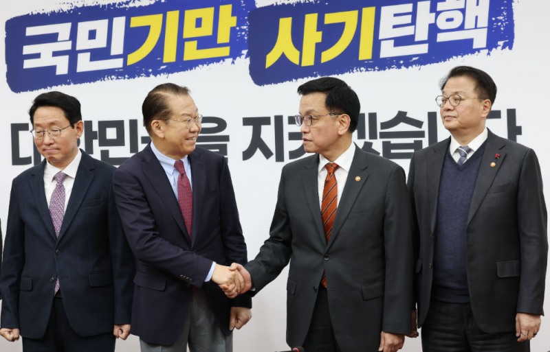 악수하는 최상목 권한대행과 권영세 비상대책위원장(사진=연합뉴스)