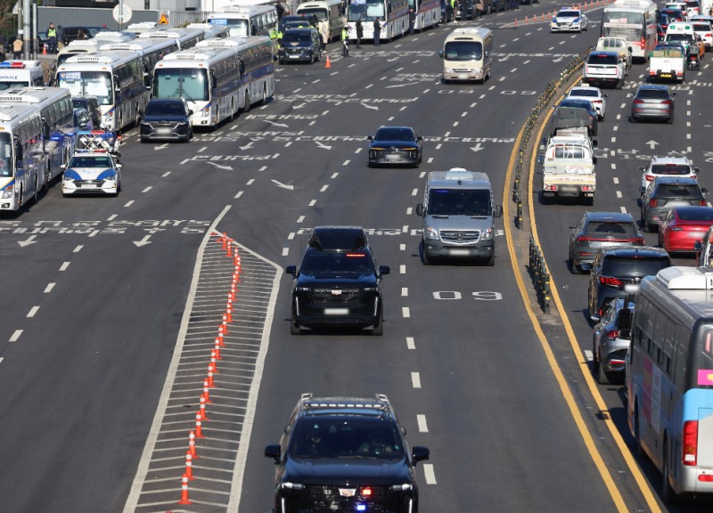 과천 공수처로 향하는 윤석열 대통령 차량 행렬(사진=연합뉴스)
