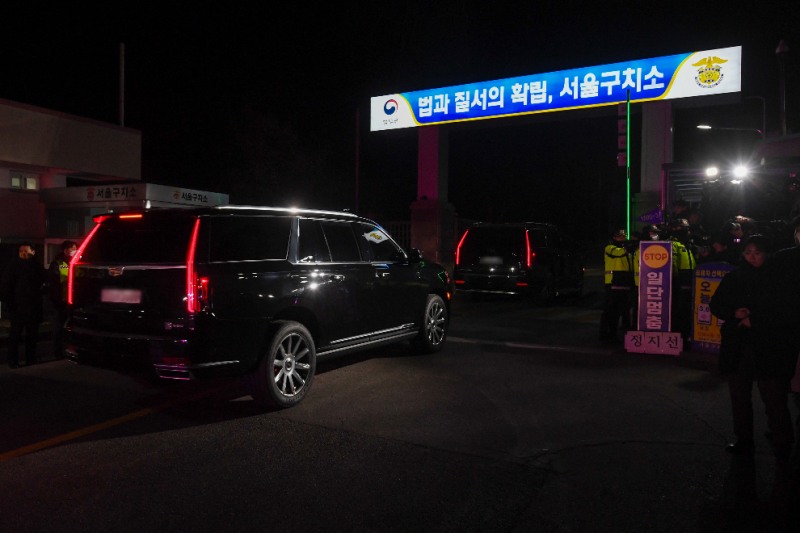 윤석열 대통령을 태운 차량이 서울 구치소에 도착한 모습 (사진=연합뉴스)