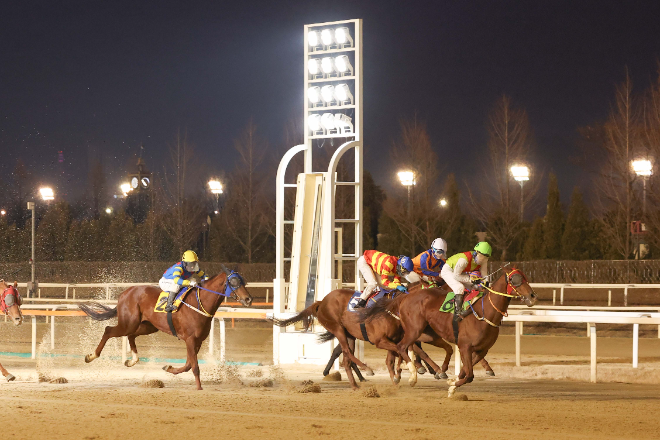 지난 12일 첫 1등급 경주 우승한 '빈체로카발로'와 조재로 기수. 사진=마사회