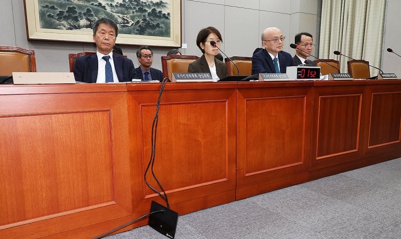 김용원 국가인권위원회 상임위원이 17일 오후 서울 여의도 국회 운영위원회 전체회의에서 의원들의 요구에 의해 마이크를 뺏긴 채 앉아 있다. (사진=연합뉴스)