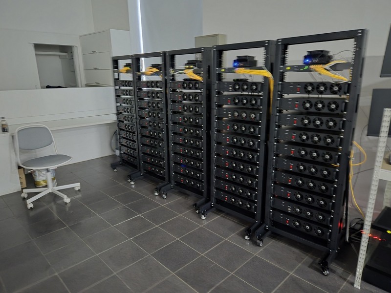 경찰이 압수한 불법 도박 자금 세탁 관련 서버(사진=연합뉴스)