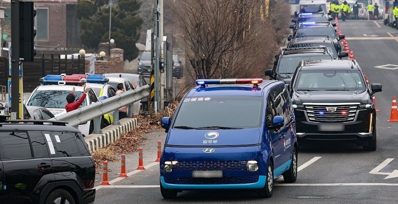 헌재로 이동하는 윤석열 대통령 호송차량(사진=연합뉴스)