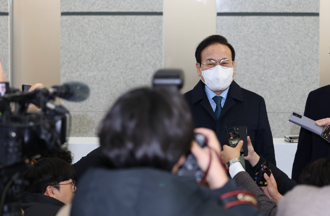 취재진 바라보는 서거석 전북교육감.(사진=연합뉴스)