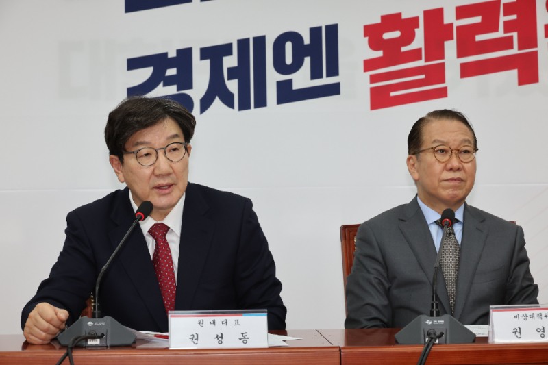 국민의힘 권성동 원내대표와 권영세 비대위원장(사진=연합뉴스)