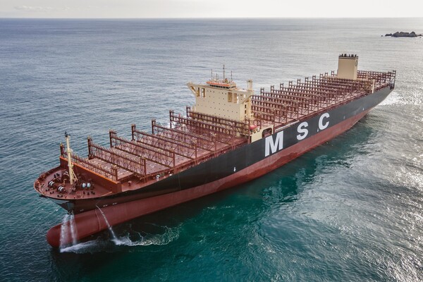 HD한국조선해양이2024년건조해인도한초대형LNG이중연료추진컨테이너운반선의시운전모습