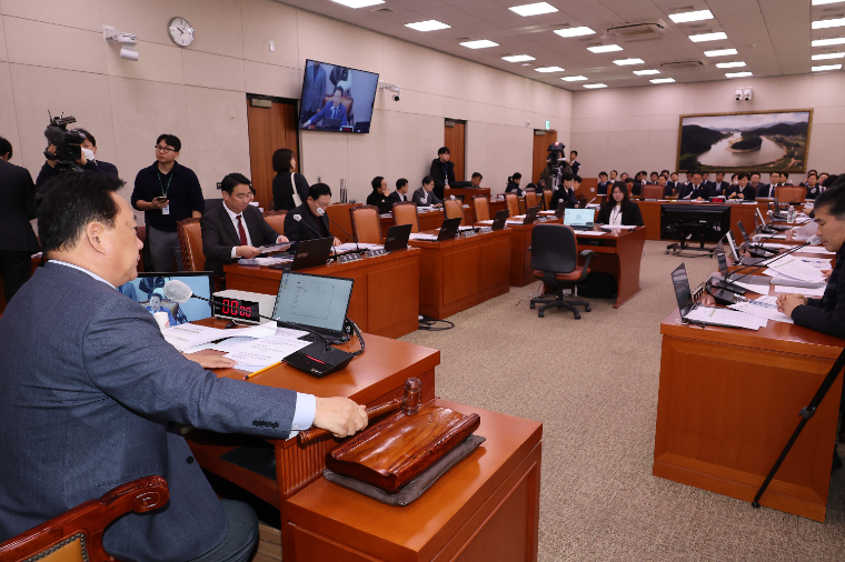 어기구 위원장이 의사봉을 두드리고 있다 (사진=연합뉴스)