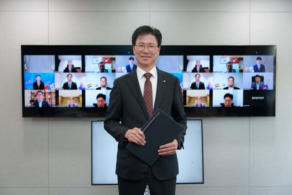 24일NH농협은행강태영은행장은서대문본사에서개최한해외점포장화상회의에서원칙에입각한업무수행을당부하고직원들을격려하는소통의시간을가졌다.