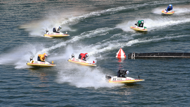 미사 경정장에서 선수들이 턴마크를 돌며 경합을 벌이고 있다.(사진=국민체육진흥공단)