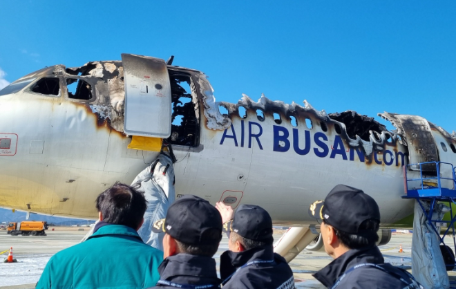 김해공항 에어부산 항공기 화재 현장.(사진=연합뉴스)