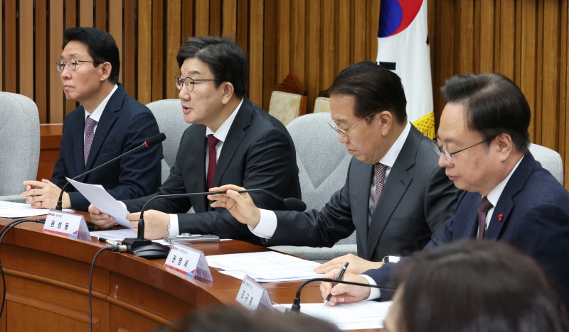 국민의힘 권성동 원내대표(왼쪽 두번째)가 16일 오전 국회에서 열린 설 명절 응급의료체계 및 호흡기 감염병 확산 점검 관련 당정협의회에 참석해 발언하고 있다. 사진=연합뉴스
