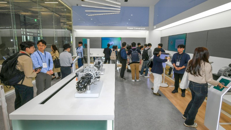 현대모비스는 지난해 경기도 의왕시 전동화연구소에서 협력사를 포함한 다양한 이해관계자를 초청해 신기술 개발 성과를 공유했다. 사진은 관람객들이 전시품을 둘러보고 있는 모습.(사진=현대모비스)