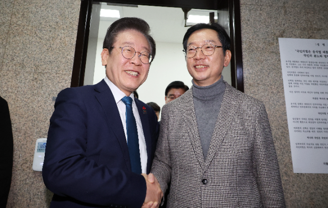 김경수 전 경남도지사(오른쪽)가 지난 12월 5일 더불어민주당 이재명 대표와 만난 뒤 나와 인사하고 있다. 사진=연합뉴스