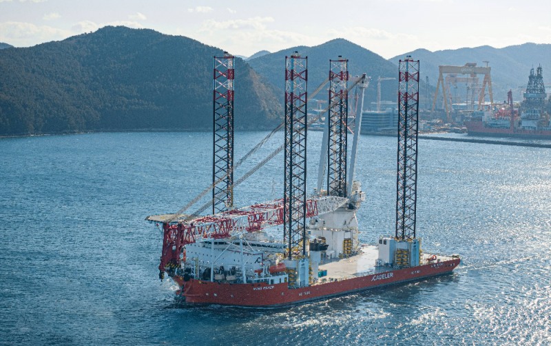 한화오션이 건조한 대형 해상풍력발전기 설치선(WTIV) 시운전 모습.(사진=한화오션)