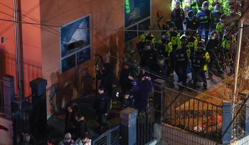 윤석열 지지자들 난동 막는 경찰기동대(사진=연합뉴스)