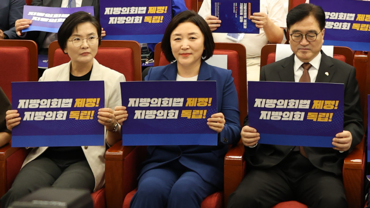 전진숙 (가운데) 국회의원 (사진=의원실)