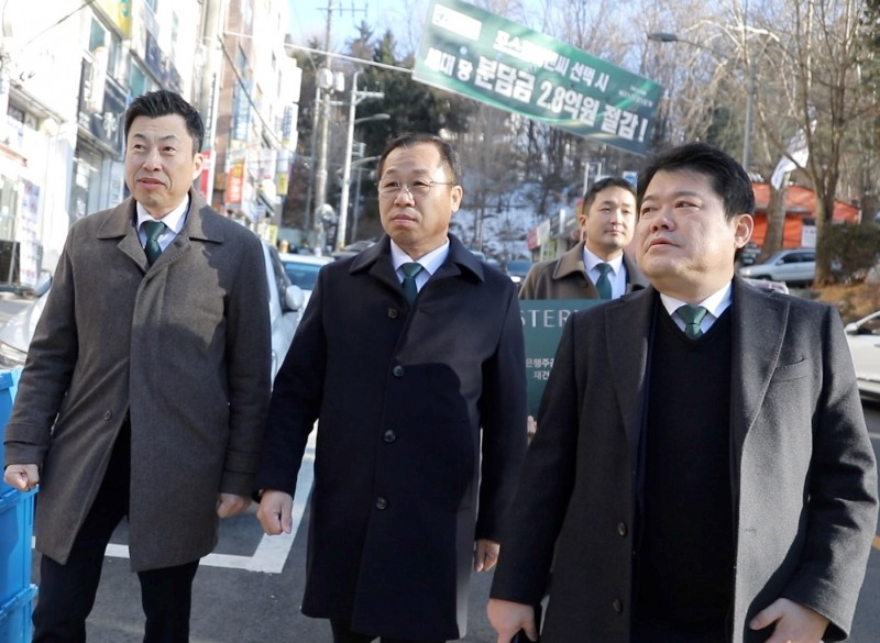 성남 은행주공 현장을 직접 찾은 (가운데)포스코이앤씨 정희민 사장.(사진=포스코이앤씨)