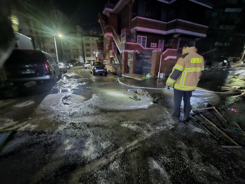 도로 안전 조치하는 소방대원(사진=연합뉴스)