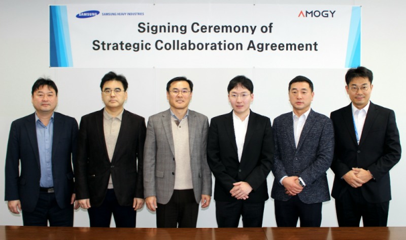 삼성중공업 김경희 부사장(왼쪽 세번째)과 아모지 우성훈 대표이사(왼쪽 네번째) 등 양사 관계자들이 SCA 체결 기념 촬영을 하고 있다.(사진=삼성중공업)