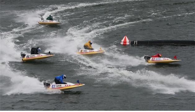 미사경정장에서 선수들이 턴마크를 돌며 경합을 벌이고 있다.(사진=국민체육진흥공단)