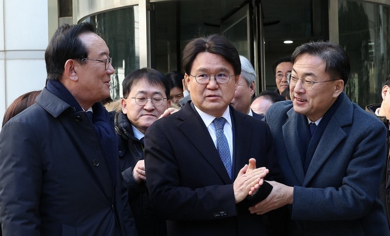 2심에서 무죄 선고에 기뻐하는 송철호-황운하(사진=연합뉴스)