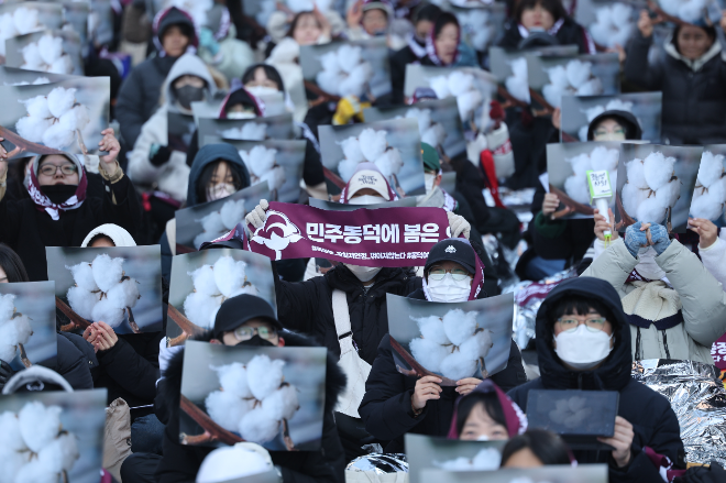 동덕여대 재학생연합이 지난 9일 서울 종로구에서 열린 동덕여대 재단 규탄 집회를 진행하고 있다. 사진=연합뉴스